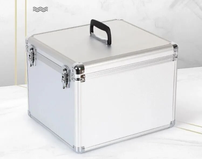 新型材質(zhì)鋁合金手提箱